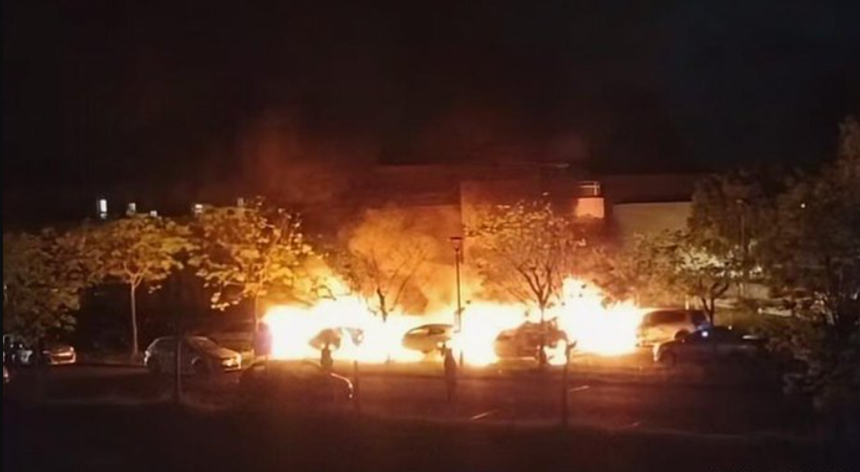 Vehicule incendiate şi focuri cu armament greu la mai multe închisori franceze