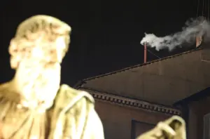 A murit Papa Francisc. Cum este ales noul Papă? De ce iese fum alb la alegerea unui nou Suveran Pontif?