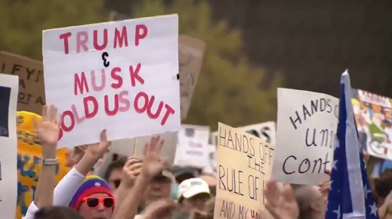 Protestatari furioşi din New York până în Alaska i-au atacat pe Trump şi Musk la mitingurile 
