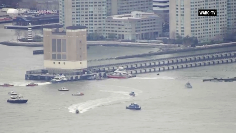 Şase morţi la New York, în urma prăbuşirii unui elicopter în râul Hudson, în largul Manhattanului
