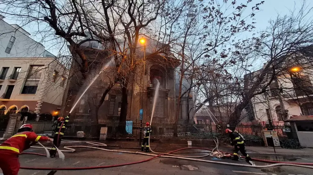 Dramoletă incendiară aproape de centrul Iașului. A dat foc gospodăriei fostei iubite, apoi, speriat, i-a scris: „Du-te și stinge! Arde”. Până la urmă, tot el a sunat la 112