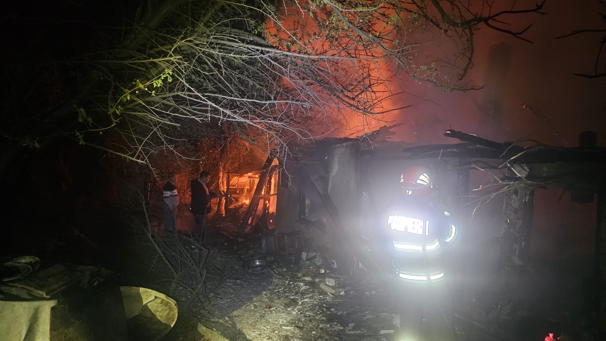 Un bărbat, găsit carbonizat la Grajduri după ce un incendiu i-a cuprins casa - FOTO