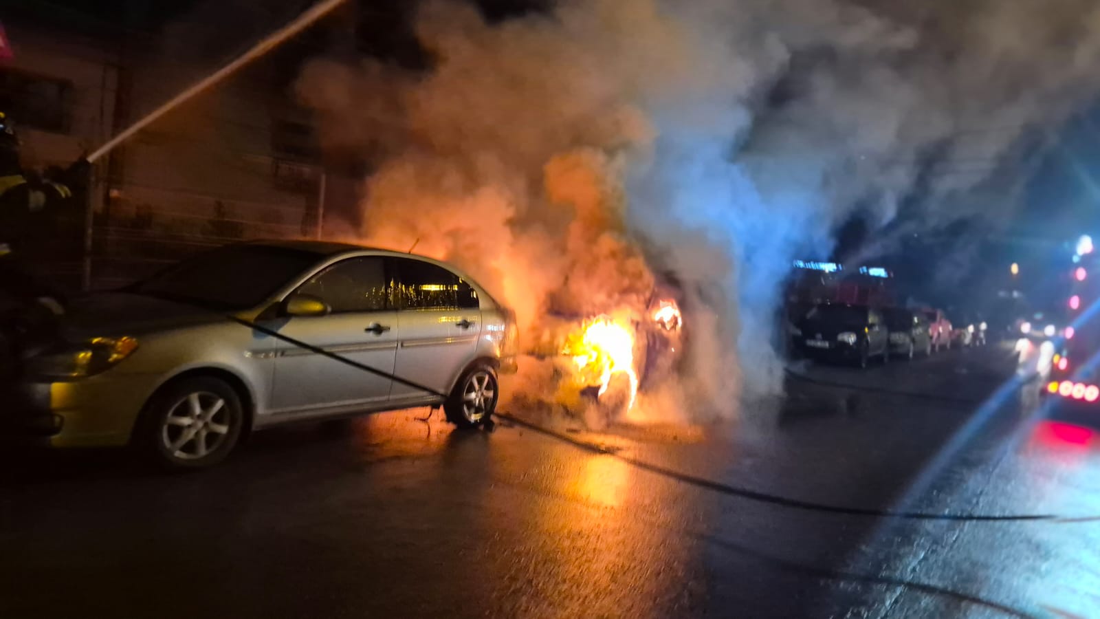 Două mașini, cuprinse de flăcări, azi-noapte, la Iași - FOTO