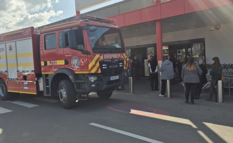 Incendiu într-un restaurant din Oradea. Peste 150 de persoane au fost evacuate din clădire