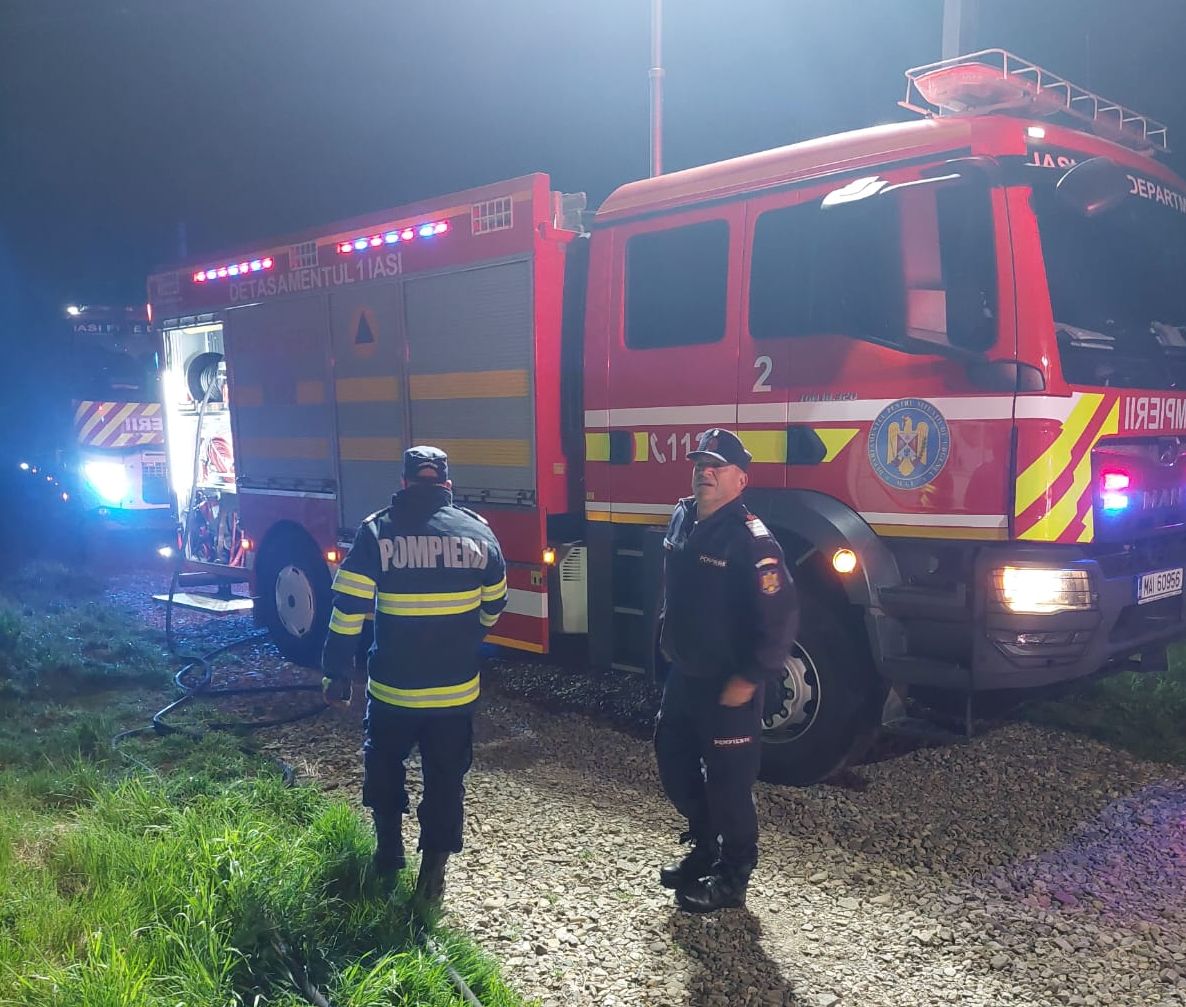  Iași: Casă cuprinsă de flăcări, azi-noapte. Incendiul a fost provocat intenționat – VIDEO