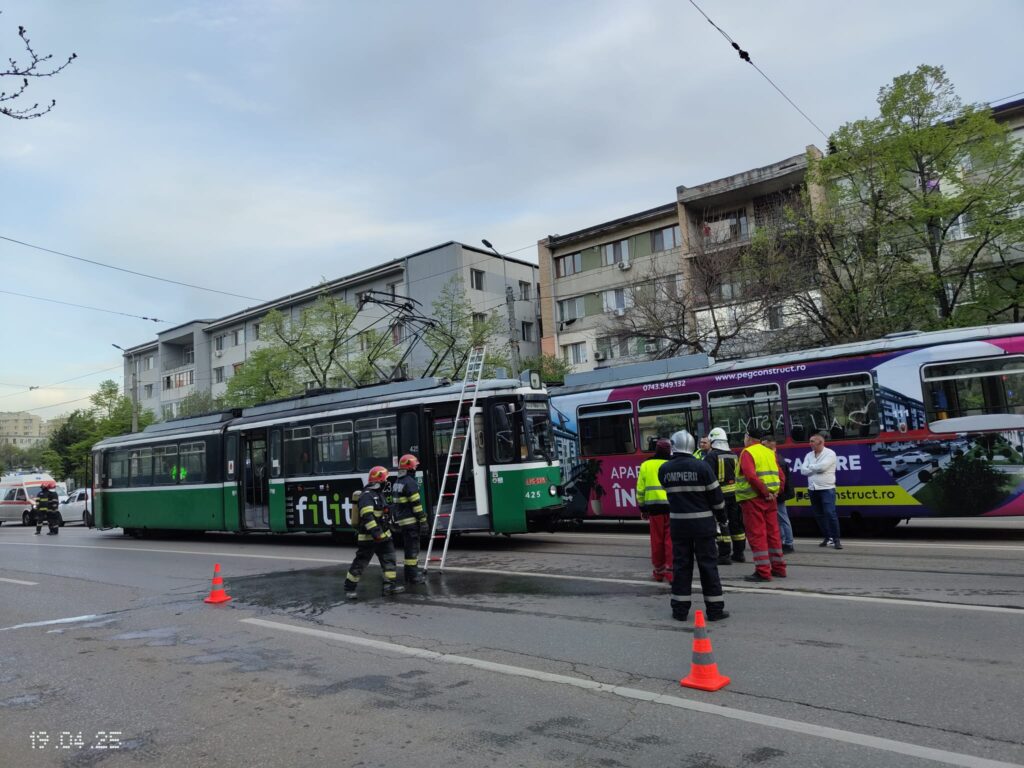 Iasi: Un tramvai vechi a luat foc în zona Piața Nicolina – FOTO