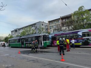 Iasi: Un tramvai vechi a luat foc în zona Piața Nicolina - FOTO