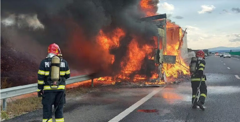 Incendiu pe A7 - Un autocamion încărcat cu paleți a luat foc pe Autostrada Moldovei. Traficul este restricționat în zonă