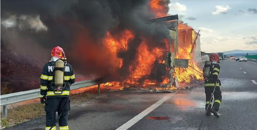 Incendiu pe A7 - Un autocamion încărcat cu paleți a luat foc pe Autostrada Moldovei. Traficul este restricționat în zonă