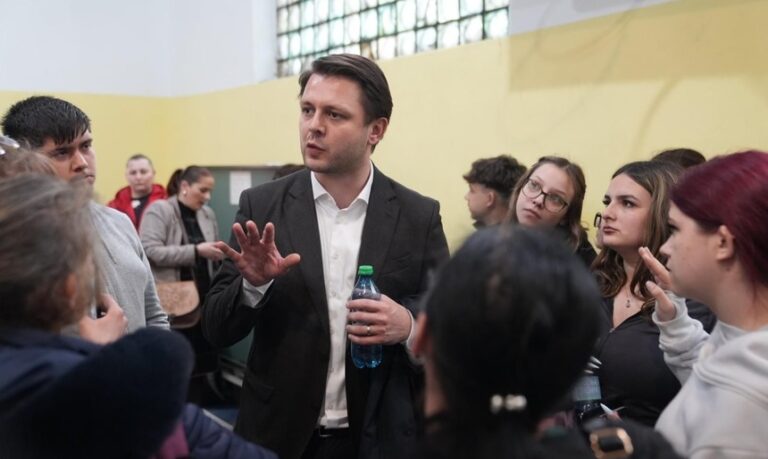 Închiriere pentru muncitori şi saloane de masaj la un etaj al unui internat şcolar din Timişoara