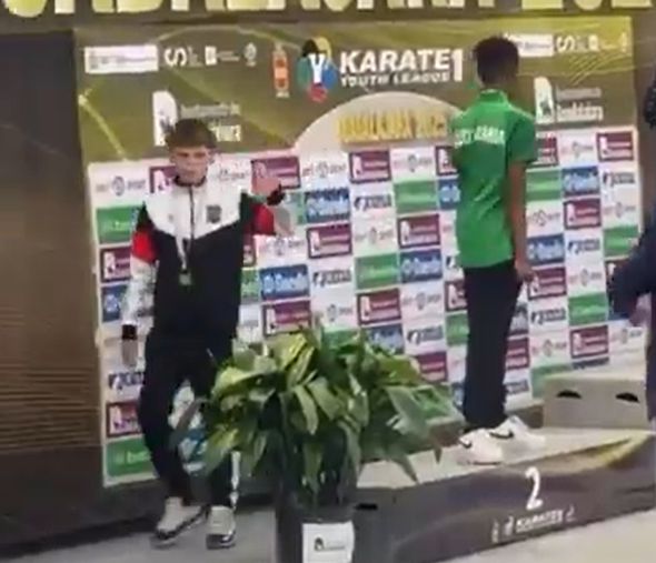 VIDEO - „Fără fotografii cu teroriştii”. Un karateka ucrainean de 13 ani a refuzat să se urce pe podium alături de un rus