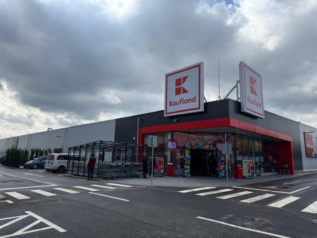  FOTO – Ieșenii pot merge de astăzi la noul Kaufland din Galata, înspre Miroslava. Reduceri atractive la tigăi și unelte