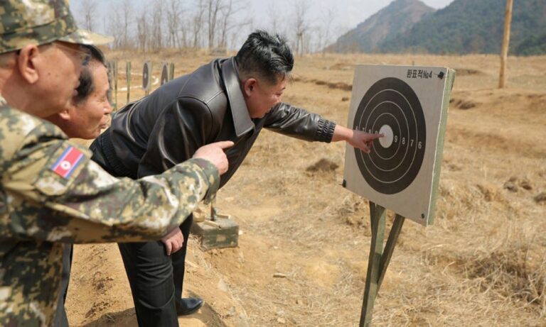 Dictatorul nord-coreean Kim Jong Un a testat o nouă puşcă pentru lunetişti
