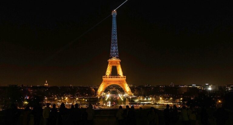 A murit Papa Francisc. Turnul Eiffel nu va fi luminat în această seară, în semn de omagiu adus Suveranului Pontif