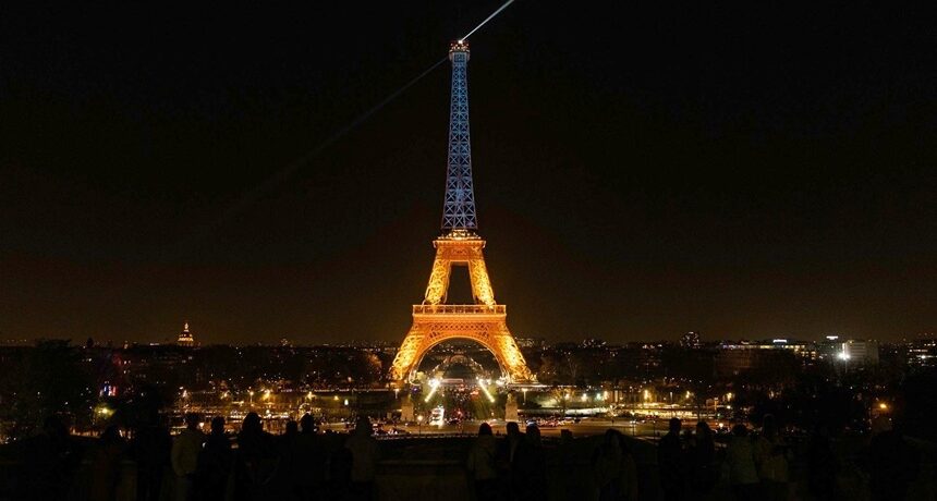A murit Papa Francisc. Turnul Eiffel nu va fi luminat în această seară, în semn de omagiu adus Suveranului Pontif