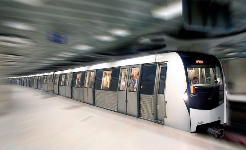 București: O fată de 15 ani a fost rănită, după ce s-ar fi aruncat în faţa metroului