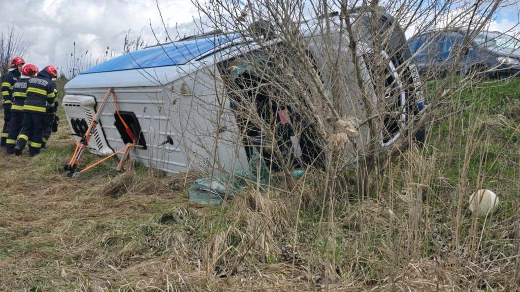  VIDEO Imagini: cum s-a răsturnat microbuzul cu pasageri la ieşirea din Paşcani spre Iaşi? A fost activat Planul Roşu de Intervenţie