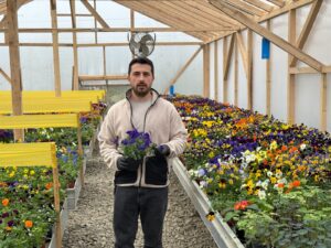 40 UNDER 40: Povestea singurului producător de flori comestibile din Moldova. A pornit de la un dormitor de bloc. „Visul nostru: să ajungem în cât mai multe farfurii din România”