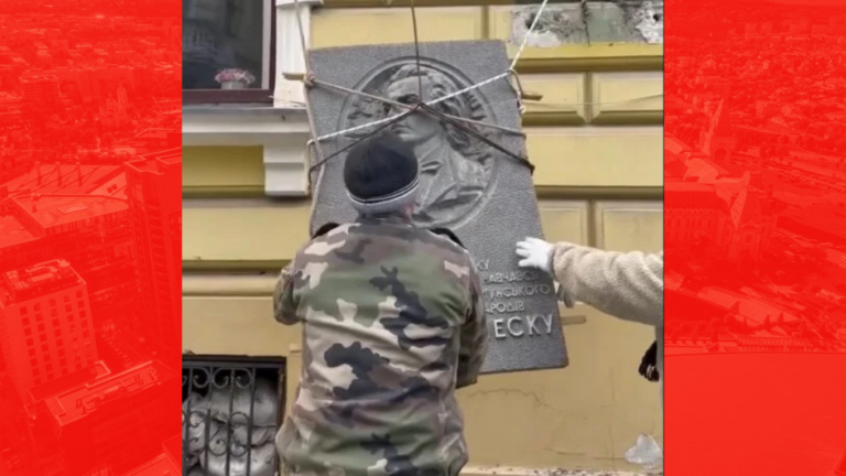 Un fake-news despre „ucrainenii care l-au dat jos pe Eminescu” la Cernăuți, rostogolit pe Facebook de conspiraționiști. Val de ură împotriva lui Bolojan, Zelenski și ucraineni