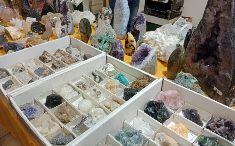 Un cristal de Heliodor de 980 de carate, vedeta expoziției „Mineral Expo” de la Palatul Culturii. Începe mâine!