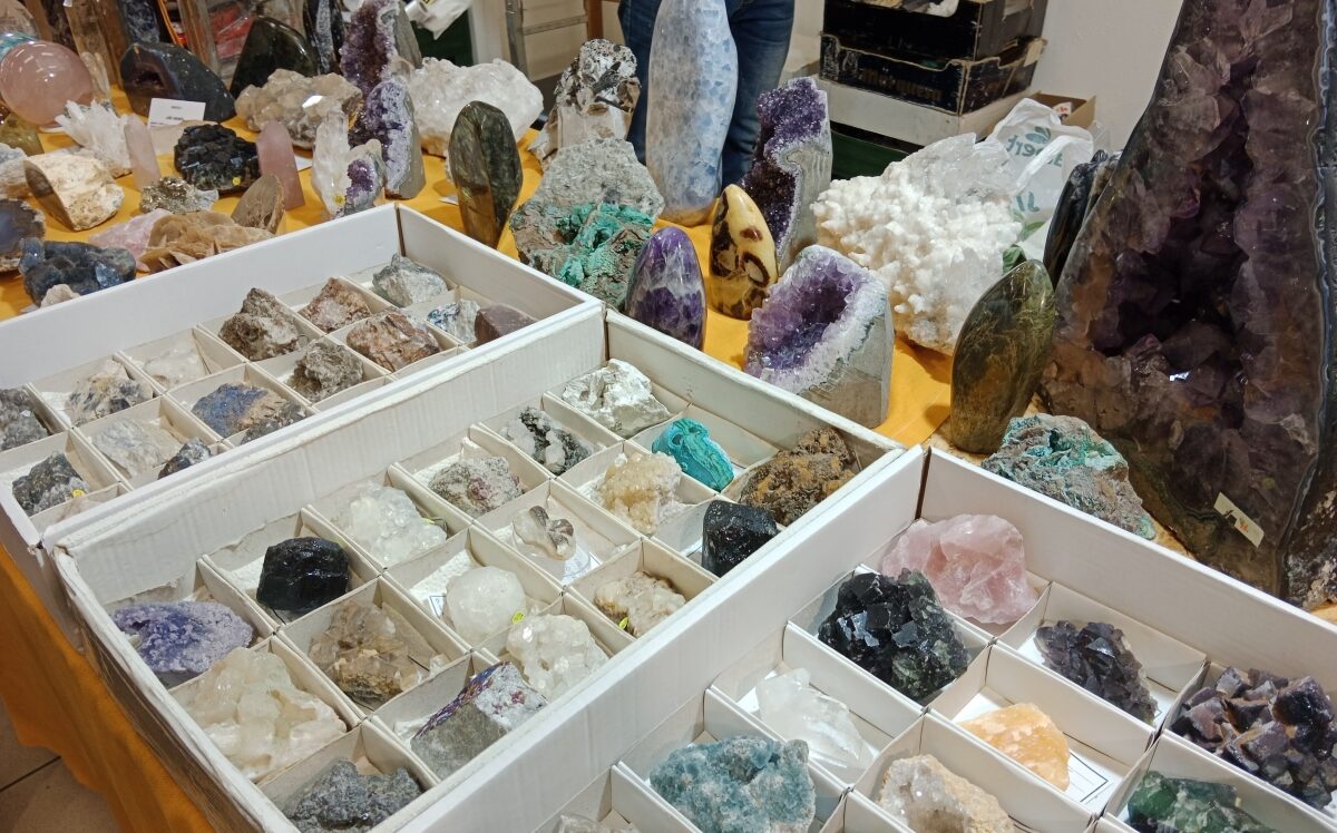 Un cristal de Heliodor de 980 de carate, vedeta expoziției „Mineral Expo” de la Palatul Culturii. Începe mâine!