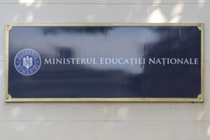 Ministerul Educaţiei propune din nou modificarea Regulamentului unităţilor de învăţământ: Elevii de la clasele vocaţionale şi alte domenii, obligaţi să se transfere dacă nu au minim media 6