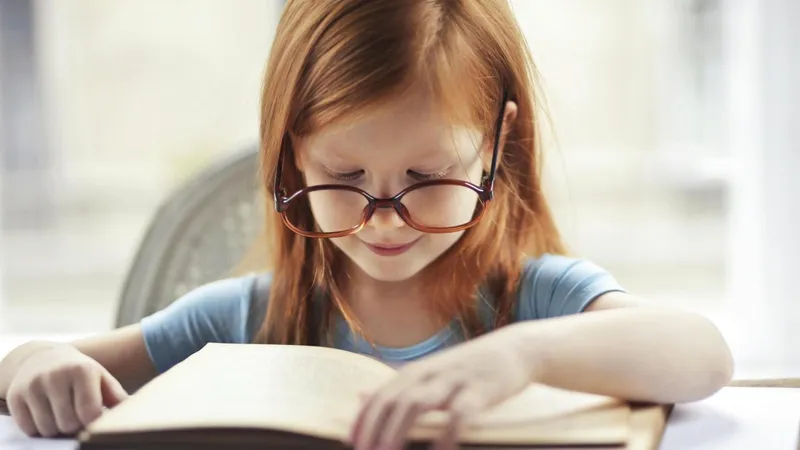 Speranță pentru copiii cu miopie: UE a aprobat un tratament revoluționar din plante care oprește deteriorarea vederii