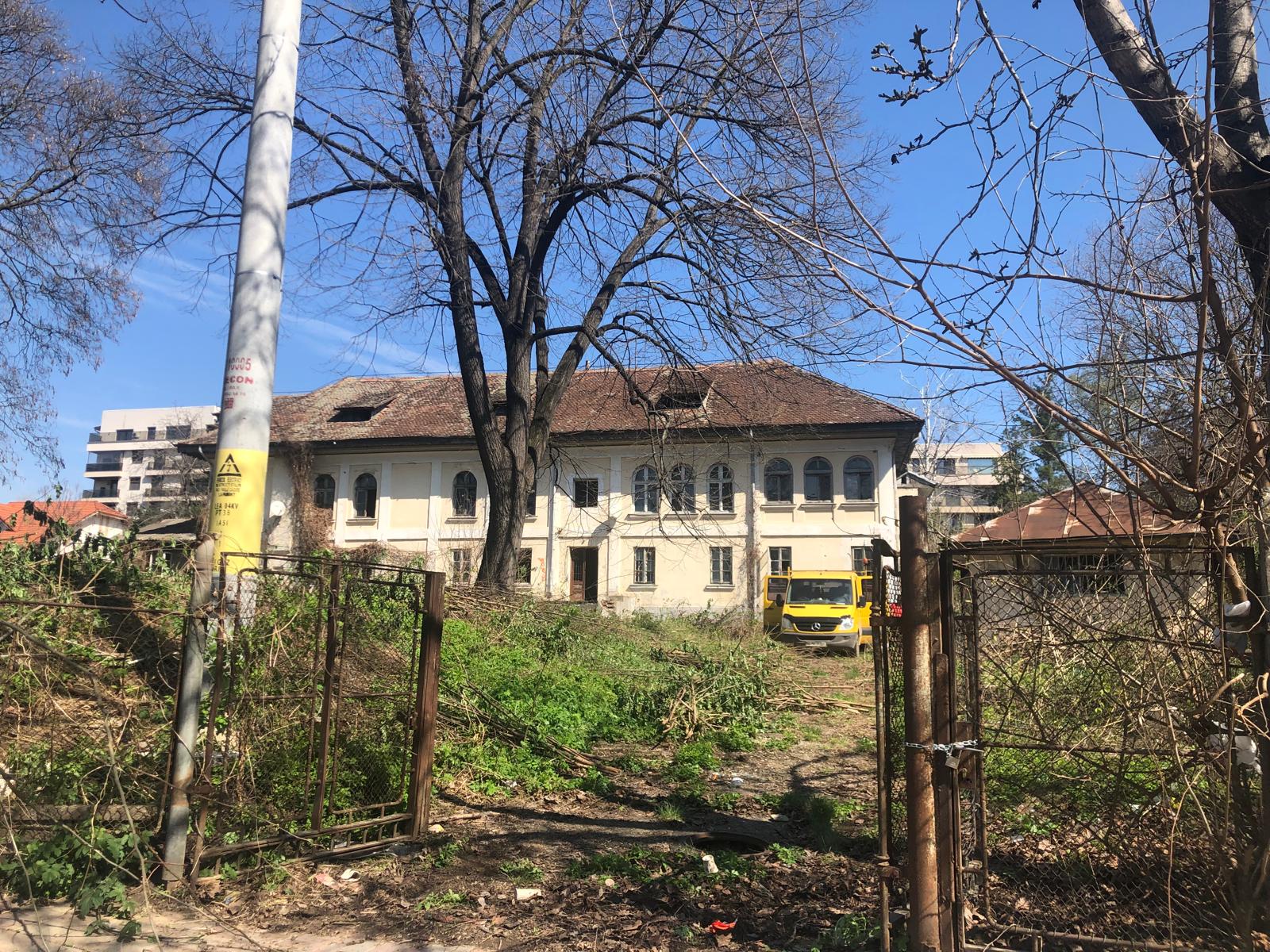A început curățarea terenului clădirii monument de pe str. Spital Pașcanu. Locuitorii speră să scape și de șobolani