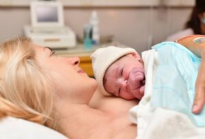 România fără copii, țară fără viitor | Cum ajută statul român familiile care vor să facă copii și ce se mai poate face în plus. „Majoritatea cuplurilor vor doar un copil, e și o problemă de mentalitate”