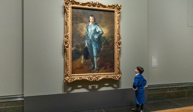 Dacă nu ai unde să dormi, poți merge la National Gallery London, care oferă şansa vizitatorilor, prin tragere la sorţi, de a dormi printre tablouri