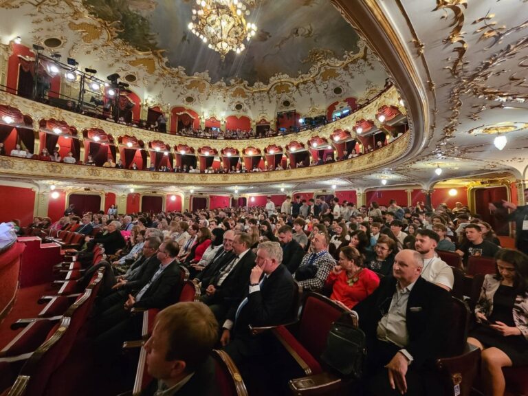 Iașul găzduiește etapa națională a Olimpiadei de Chimie: peste 400 de elevi și profesori din toată țara participă la competiție - FOTO