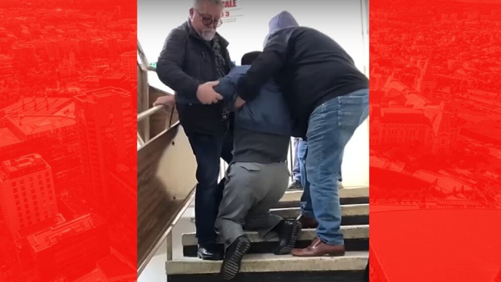 Pacient cu probleme locomotorii, târât pe scări de două persoane la o policlinică din Ploieşti