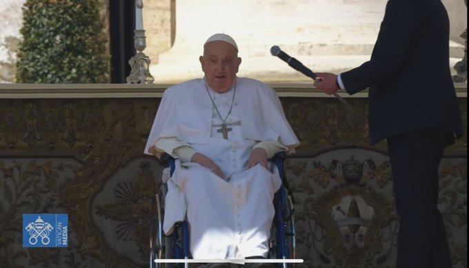 Papa Francisc a apărut printre credincioşii din Piaţa Sfântul Petru de la Vatican - VIDEO
