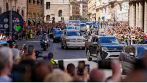 Funeraliile Papei Francisc - Cortegiul funerar se deplasează prin Roma în mijlocul a mii de oameni