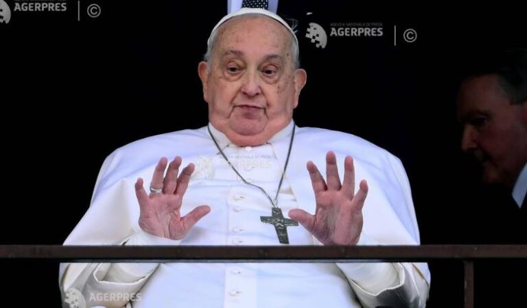 Papa Francisc se simte mai bine și ar putea apărea în public duminică