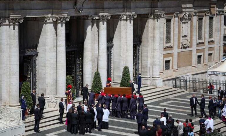 Sfârșit de drum: sicriul Papei Francisc a ajuns la Basilica Santa Maria Maggiore din Roma