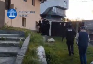 VIDEO – Ieșean, reținut pentru răspândirea de simboluri fasciste, legionare, rasiste și xenofobe