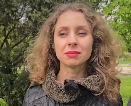 O tânără nevăzătoare denunţă angajările politice de la Senat - „Nu cer milă, cer echitate”