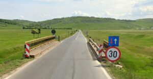 Șapte oferte și zeci de firme, în joc la Iași pentru înlocuirea celui mai îngust pod din țară pe drum național. Nu încap două mașini pe el