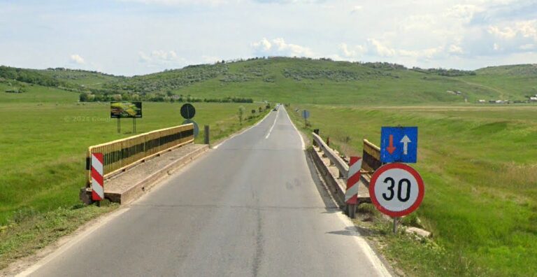 Șapte oferte și zeci de firme, în joc la Iași pentru înlocuirea celui mai îngust pod din țară pe drum național. Nu încap două mașini pe el