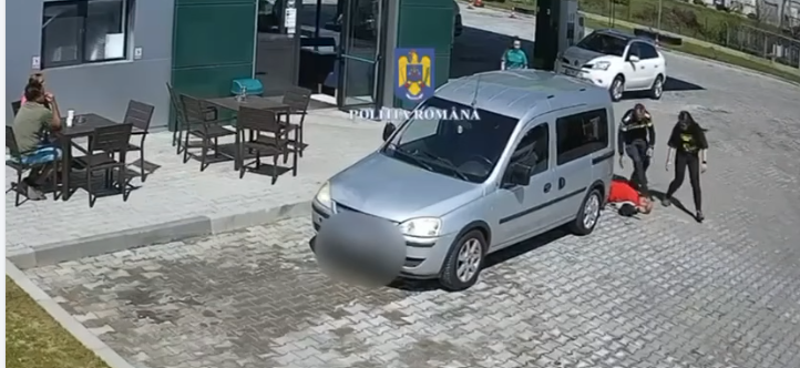 VIDEO - Doi poliţişti din Argeş au salvat viaţa unui bărbat căruia i s-a făcut rău în parcarea unei benzinării. Cei doi l-au văzut când a căzut la pământ