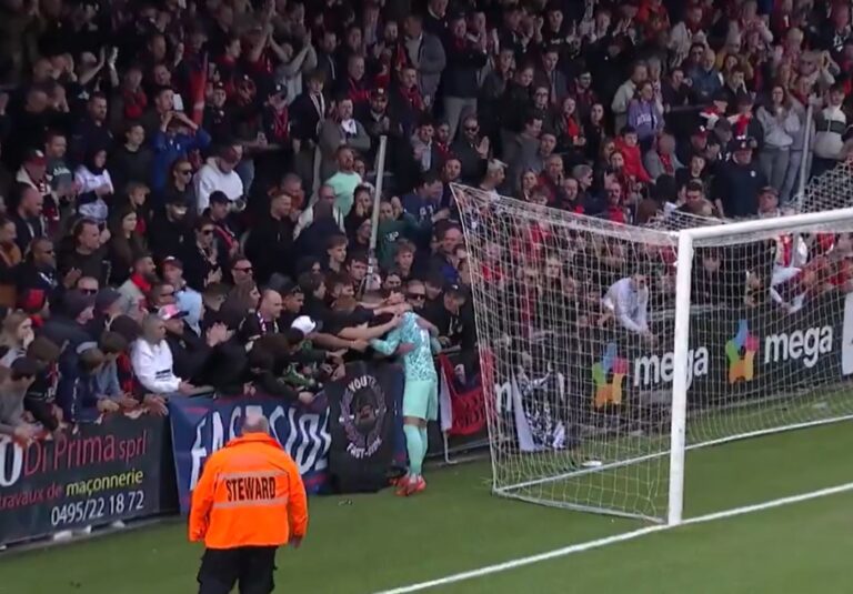 (VIDEO) Imagini emoționante - A apărat un penalti şi a sărbătorit cu fanii echipei adverse