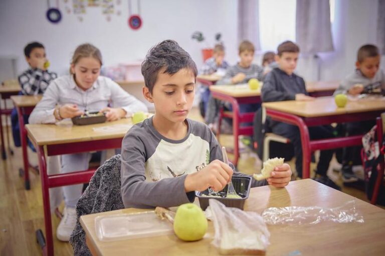 Unu din patru copii se culcă flămând din cauza sărăciei. „Pâine şi Mâine”, programul care hrăneşte zilnic peste 1.000 de copii din 12 judeţe ale României