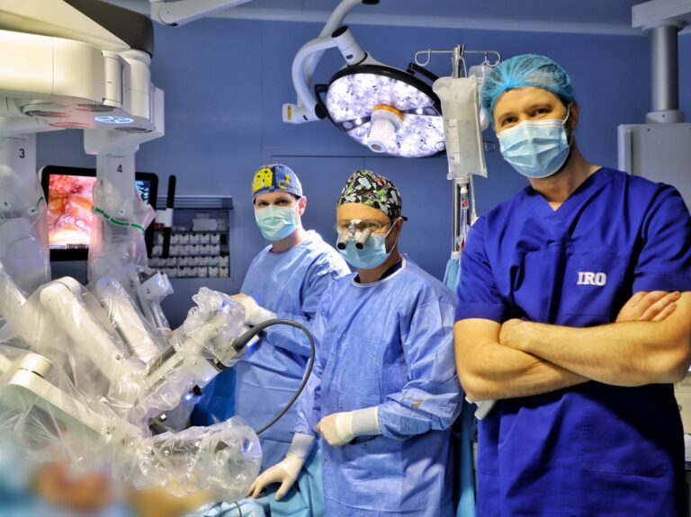 Prima reconstrucție mamară asistată de robot la IRO Iași, premieră medicală în România și Europa de Est