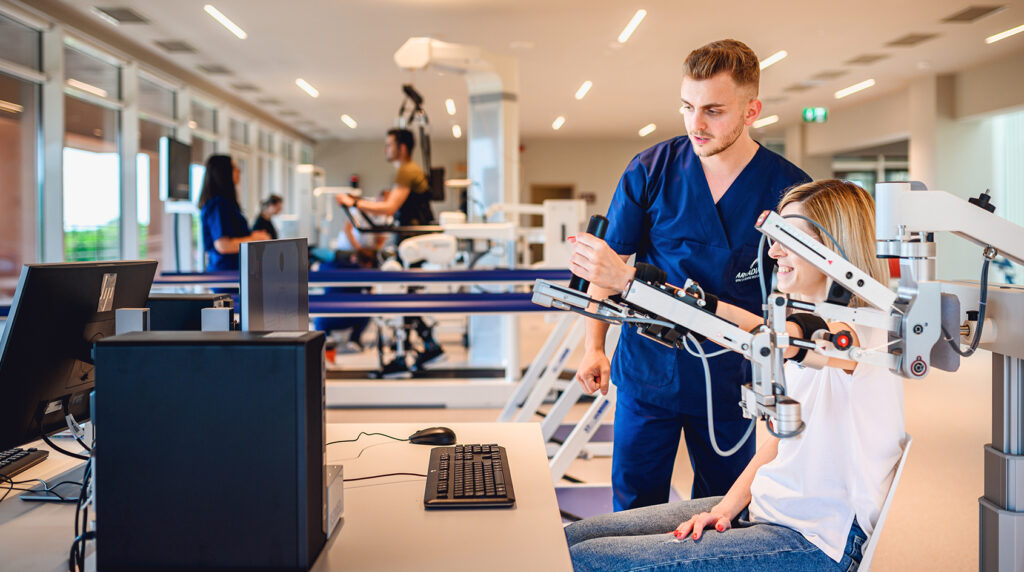 Spitalul de Recuperare Medicală Arcadia: tehnologie robotizată pentru recuperarea mâinii neurologice