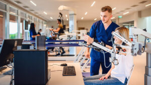 Spitalul de Recuperare Medicală Arcadia: tehnologie robotizată pentru recuperarea mâinii neurologice