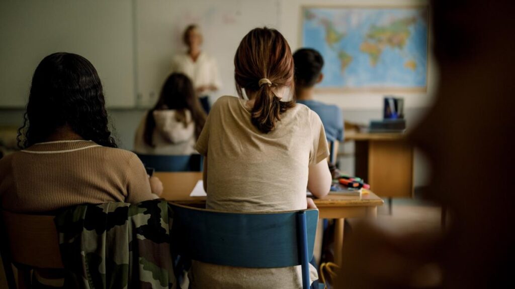O tânără de 15 ani din Botoșani a aflat că este însărcinată la școală, în timpul orei de biologie