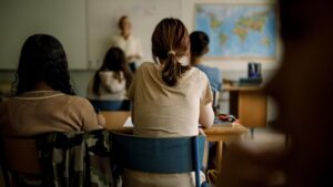 O tânără de 15 ani din Botoșani a aflat că este însărcinată la școală, în timpul orei de biologie