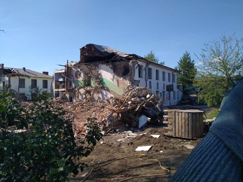  FOTO – Motivul pentru care o școală din Valea Lupului este complet distrusă