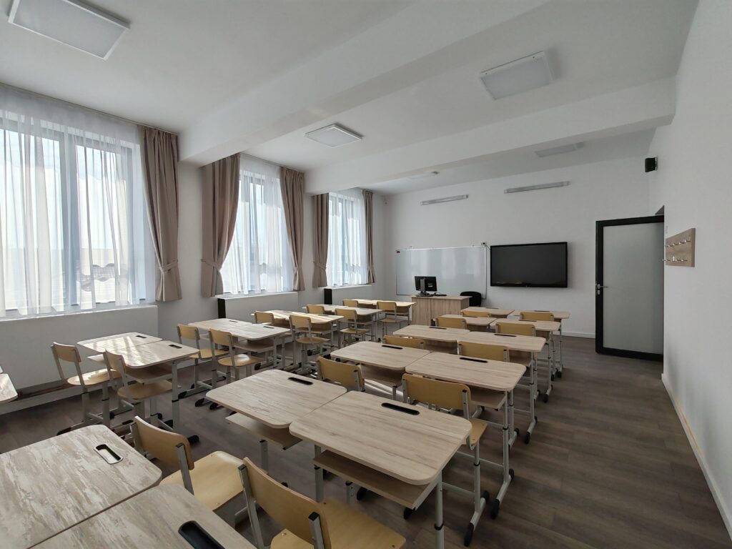  Două școli sunt închise și astăzi, în sudul județului, din cauza viscolului și a ninsorii. Cum se vor recupera orele